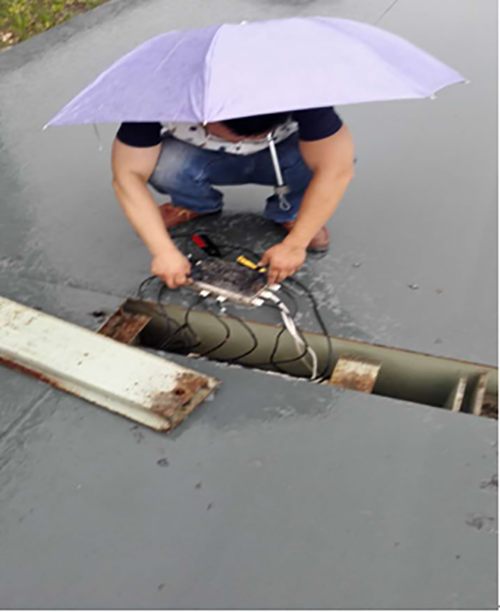 蘇州金鉆冒雨汽車衡維修現場